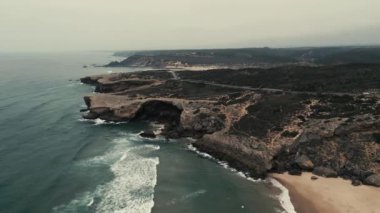 Canlı hava görüntüleri, dalgaların kıyı boyunca çarptığı Portekiz kıyı şeridinin dalgalı dalgalarını ve engebeli manzaralarını yakalar..