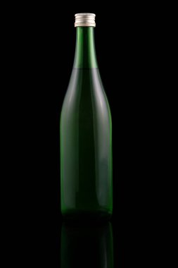 Parlak, yeşil bir şarap şişesi, yansıtıcı bir yüzeyde, siyah bir arkaplana karşı dimdik durur. Zarif şeklini ve minimalist tasarımını vurgular. İçecekleri sergilemek için mükemmel..
