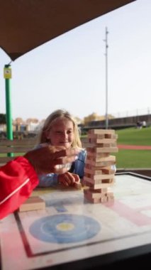Nadir görülen bir genetik hastalıktan dolayı motor özürlü sarışın küçük bir kız, güneşli bir günde dışarıda oynamayı seviyor. Gülüşü ve azmi neşe ve umut getirdi..