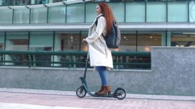 Modern bir şehir ortamında, melez bir Latin kadın scooter kullanıyor. Beyaz önlük giymiş, günlük tarzıyla hareketli şehir ortamını tamamlıyor..