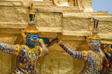 Tayland, Bangkok 'taki Büyük Saray' da bir iblis nöbetçi heykelinin yakın görüntüsü..