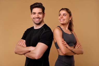 Dinamik fitness ikilisi etkileyici atletizm becerileri ve özgüveni sergiler, sağlıklı bir yaşam tarzını teşvik eder ve diğerlerini sağlıklı yaşam yolculuklarına devam etmeleri için teşvik eder.