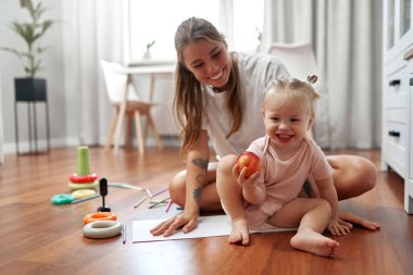 Sıcak bir atmosferde, neşeli bir anne çocuğuyla değerli anlarını paylaşır. Canlı oyuncaklar ve paylaşılan kahkahalar arasında bağlarını güçlendiren eğlenceli aktivitelerle meşgul olur.
