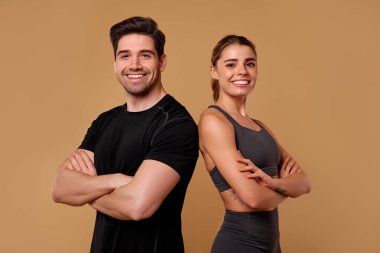 Dinamik fitness ikilisi etkileyici atletizm becerileri ve özgüveni sergiler, sağlıklı bir yaşam tarzını teşvik eder ve diğerlerini sağlıklı yaşam yolculuklarına devam etmeleri için teşvik eder.