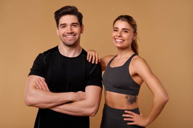 Dinamik fitness ikilisi etkileyici atletizm becerileri ve özgüveni sergiler, sağlıklı bir yaşam tarzını teşvik eder ve diğerlerini sağlıklı yaşam yolculuklarına devam etmeleri için teşvik eder.