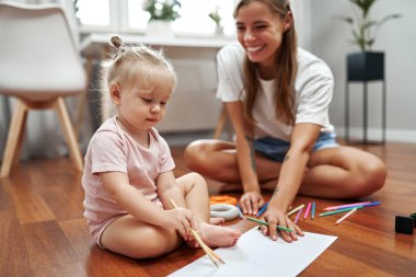 Bir anne ve çocuğu, sanatsal yaratıcılığı artırmak ve sıcak, neşeli bir ortamda aralarındaki bağı güçlendirmek, öğrenmeyi, hayal gücünü ve bağlantıyı geliştirmek için evde yaratıcı bir sanat etkinliğinin tadını çıkarırlar.