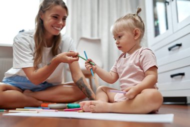 Bir anne ve çocuğu, sanatsal yaratıcılığı artırmak ve sıcak, neşeli bir ortamda aralarındaki bağı güçlendirmek, öğrenmeyi, hayal gücünü ve bağlantıyı geliştirmek için evde yaratıcı bir sanat etkinliğinin tadını çıkarırlar.