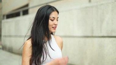 Genç, beyaz bir kadın, kentin içinde gururla ve kendine güvenle yürürken kentte rahatça dolaşır..