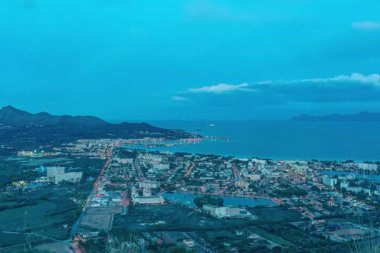 Mallorca 'nın nefes kesen bir zaman çizelgesi, altın ışıklarla yıkanmış bir sahil şehrini gün ışığından geceye çevirdiğini gözler önüne seriyor. Sıralama, şehir hayatının ve doğanın güzelliğini yansıtıyor..
