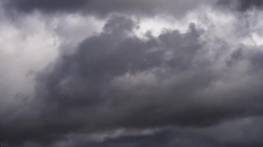 Uğursuz fırtına bulutları, ışık ve gölge arasında yoğun bir kontrastla gökyüzünde yuvarlanıyor. Dramatik hava ve fırtınalı havaları tasvir etmek için mükemmel.