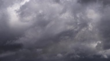 Hızla yaklaşan karanlık, yoğun fırtına bulutlarını yakalıyor ve uğursuzca hareket ediyor. Dramatik hava değişikliklerini, gök gürültülü fırtınaları ya da doğal hava olaylarını tasvir etmek için ideal..