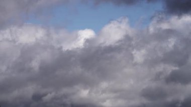 Karanlık, kalın bulutların dramatik bir zaman çizelgesi gökyüzünde süzülüyordu ara sıra mavi bir ışık görüyordu. Karamsar atmosfer ve dinamik bulut hareketi güçlü bir hava sahnesi yaratır..