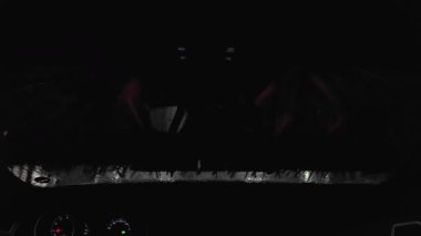 Otomatik oto yıkama sırasında arabanın içinden çekilmiş gerçek zamanlı bir video. Ön camı su ve sabunla kaplamış..