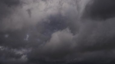 Zaman atlaması, karanlık, uğursuz fırtına bulutlarının hareketini yakalıyor. Hava, doğa ya da sinema için mükemmel dramatik ve karamsar bir atmosfer.