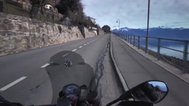 Lavaux, İsviçre 'nin manzaralı yolları Cenevre Gölü ve görkemli Alpler' e bakıyor. Bu yolculuk çarpıcı manzaralar, huzurlu bağlar ve dolambaçlı dağ yolları yakalar..