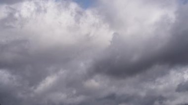 Gökyüzünde dönen koyu gri bulutların büyüleyici zamanlaması kısa mavi lekeleri açığa çıkarıyor. Hareket ve katmanlar hafif ışık geçişleriyle dramatik, hava zengini bir sahne yaratıyor.