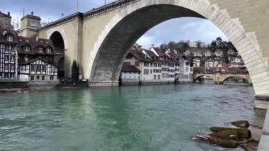 Bern, İsviçre 'nin cazibesini kışın keşfedin. Tarihi taş köprüler zarif bir şekilde nehrin üzerinde kavis çiziyor, eski kasabanın tuhaf mimarisi ile çevrili..