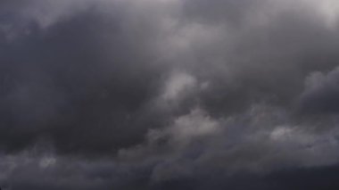 Zaman atlaması kara fırtına bulutlarının gökyüzünde şekillendiğini ve hareket ettiğini gösteriyor. Yoğun bir hava atmosferi yakalar dramatik ya da doğal çevre görüntüleri için mükemmel.