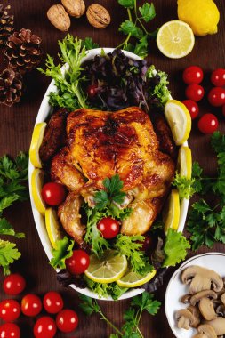 Lezzetli kızarmış tavuk, taze domates ve limon ve mantarlı maydanoz.