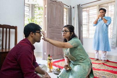 Hint ailesi bhai dooj 'u kutluyor, Hindu festivali, evde geleneksel ayinler yapıyorlar.