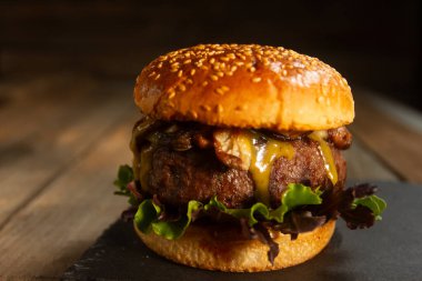 Peynirli ve mantarlı gurme hamburger.