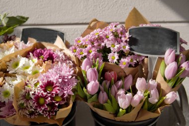 Satılık leylak çiçekleri ve laleler. Kapatın.