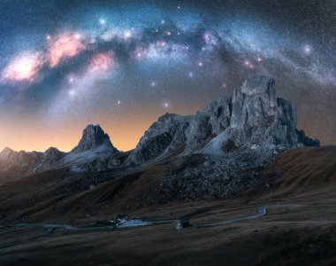Samanyolu Galaksisi yaz yıldızlı gecelerinde Alp Dağları 'nın üzerinde. Passo Giau, Dolomitler, İtalya. Parlayan samanyolu akrh 'lı gece manzarası, parlak yıldızlar, dolambaçlı yol, yüksek kayalıklı vadi. Boşluk