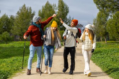Bir grup genç yürüyüşçü, doğada manzaralı bir yolda yürürken beşlik çakar, kışın birlikte maceralarının tadını çıkarırlar.