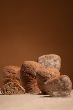 Rustik ciabatta ekmeği ahşap bir yüzeyde sanatsal bir şekilde oturur ve zanaatkar pişirme ve doğal doku hissini aktarır.. 