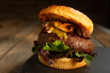 Peynirli ve mantarlı gurme hamburger.
