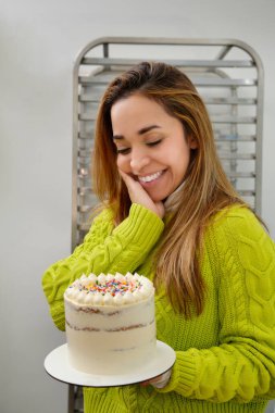 Mutlu İspanyol kadın pastaya hayran.