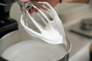 elektrikli çelik çırpı ve kremalı, yakın çekim.