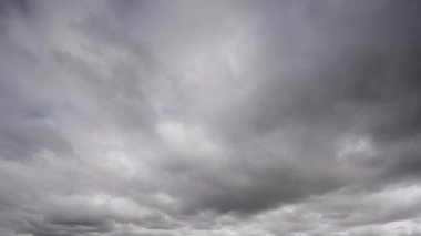 Gerçek zamanlı video bulutların dramatik bulutlu gökyüzüne karşı sürekli değişen hareketlerini yakalıyor