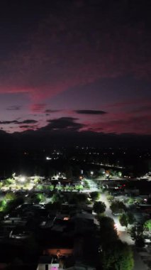 Hava kararırken, bir kasabayı ele geçirmek için canlı, gece görüntüsü. Canlı gökyüzü ve aydınlık sokaklar Mendoza Arjantin 'de şehrin aktif gece hayatını gözler önüne seriyor.