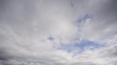 Dinamik ve hareketli bulutlarla dolu mavi gökyüzünün güzelliğini yakalayan büyüleyici bir zaman dilimi videosu. Çevresel görselleri ve doğayla ilgili projeleri sakinleştirmek için mükemmel..