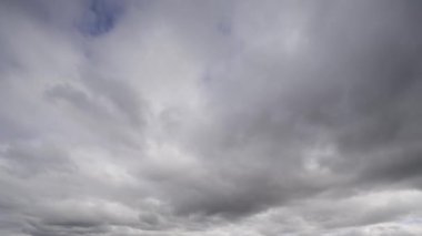 Mavi gökyüzünün büyüleyici geçişi ve yüzen bulutlar çarpıcı bir zaman atlamalı videoda. Huzurlu güzellik ve doğanın dinamik değişimleri.