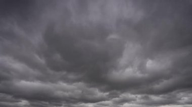 Hava değişimlerini tasvir etmek için ideal, bulutlu bir gökyüzünde yoğun hareket ve kara fırtına bulutlarının oluşumunu görüntüler..
