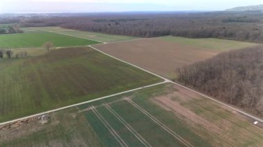 Gökyüzü görüntüsü, Cenevre 'nin kırsal alanlarının huzurlu güzelliğini yakalar. Geniş alanlar, dolambaçlı yollar ve sık ormanlar sakin ve resimsel bir manzara yaratır..