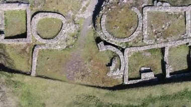 İspanya 'nın Galiçya kentindeki Castro de Viladonga' nın havadan çekilmiş fotoğrafı. Çimenli araziyle çevrili antik dairesel ve dikdörtgen taş yapılar içeriyor. Tarihi yerleşim planına bir göz atalım..