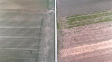 Çarpıcı hava görüntüleri Cenevre 'nin geniş arazilerinin düz bir yola bölündüğünü gösteriyor. Tarım arazilerinin düzenli geometrik şekillerini yukarıdan yakalar.