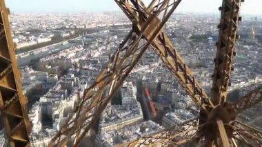 Eyfel Kulesi asansöründe nefes kesici bir iniş Paris 'in panoramik manzarasını gözler önüne seriyor. İkonik demir kafes aşağıdaki geniş şehir manzarasını çerçeveler..