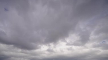 Karanlık, uğursuz bulutların gökyüzünde oluşup dağıldığını gösteren zaman dilimi video görüntüleri..