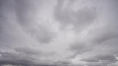 Karanlık ve kasvetli bulutların dinamik hareketlerini gösteren büyüleyici bir zaman dilimi videosu. Değişen hava modellerini tasvir etmek için mükemmel..