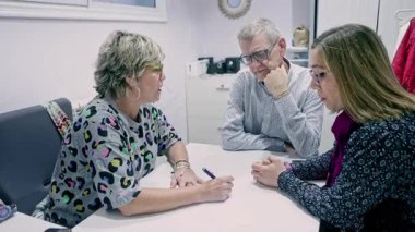 Entellektüel engelli insanlar denetimli bir apartman içinde günlük rutin işler yapıyorlar, bağımsızlığı teşvik ediyorlar ve profesyonel bakıcılardan destek alıyorlar..