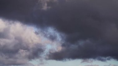 Kümülüs bulutlarının dinamik hareketlerini gösteren bir zaman dilimi videosu dinamik mavi gökyüzüne karşı akışkan hareketi ve değişen ışık koşullarını yakalıyor..