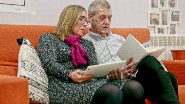 Entellektüel engelli bireyler günlük yaşamlarını denetimli bir dairede sürdürüyor, bağımsızlığı teşvik eden faaliyetlere katılıyor ve refahlarını artırıyor..