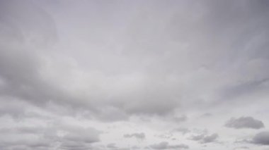 Bu zaman ayarlı video, yoğun, fırtınalı bulutların hızlı hareketini, öngörülebilir bir gökyüzü boyunca şekiller oluşturarak havanın dinamik ve geçici doğasını gösteriyor..