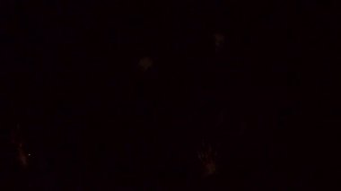 Göz kamaştırıcı gerçek zamanlı bir video görüntüsü canlı bir havai fişek gösterisi gece gökyüzüne doğru patlıyor ve nefes kesici bir manzara yaratıyor..