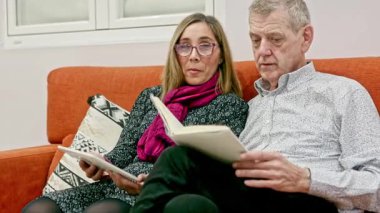 İki birey, denetimli bir apartman ortamında bağımsız yaşam becerilerini vurgulayarak, destekleyici bir çevre içinde günlük faaliyetlerde bulunurlar..