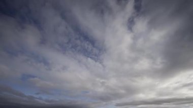 Zaman çizelgesi, zıt bulutların hareketlerini, dinamik değişiklikleri ve hareketleri gerçek zamanlı olarak gösteren, sakin bir gökyüzü üzerinde dramatik bir şekilde yakalar.